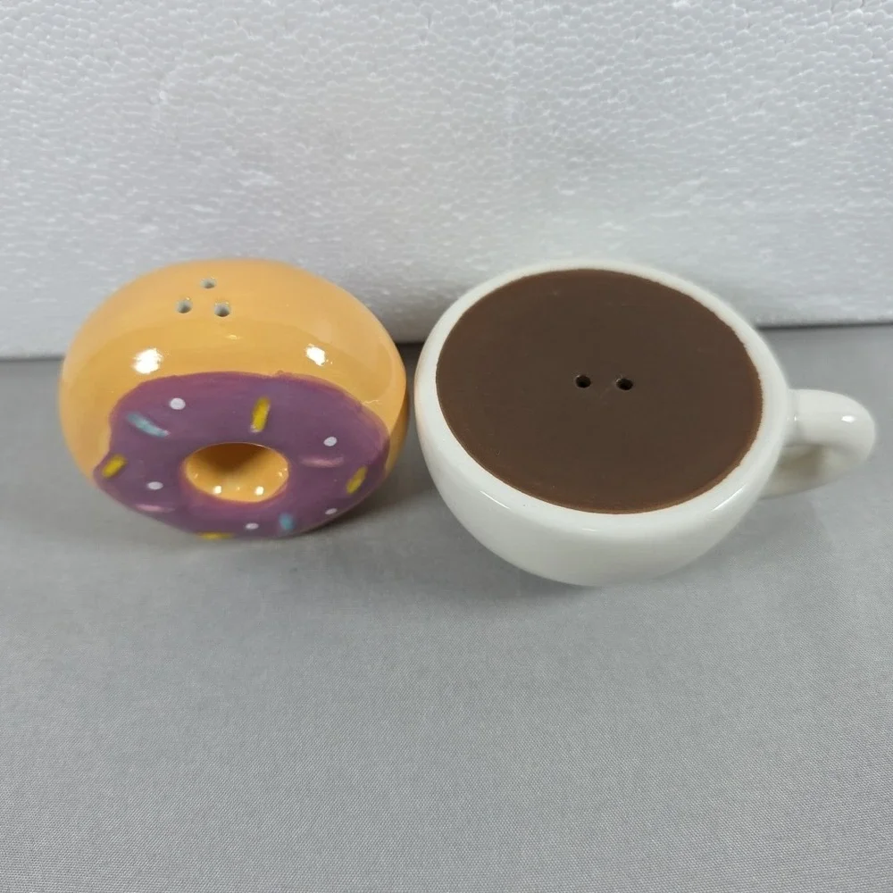 Donut Coffee Salt &‎ Pepper Shakers Colorful Table Décor Collectibles NEW